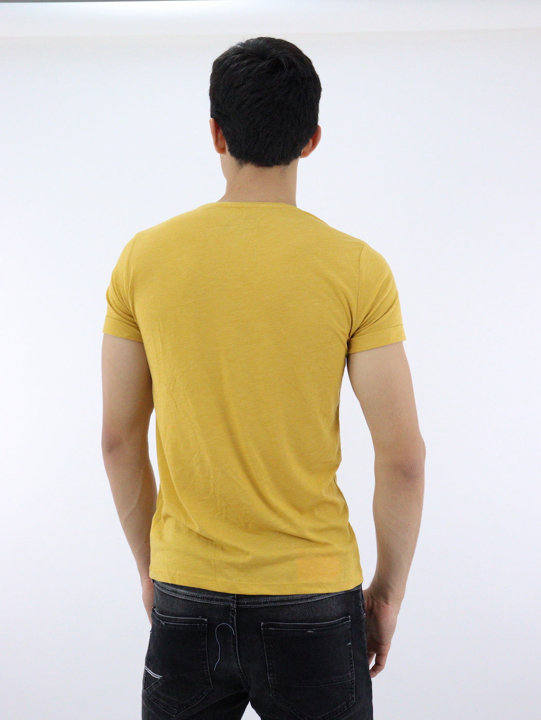 Playera manga corta de color amarillo mostaza con cuello V