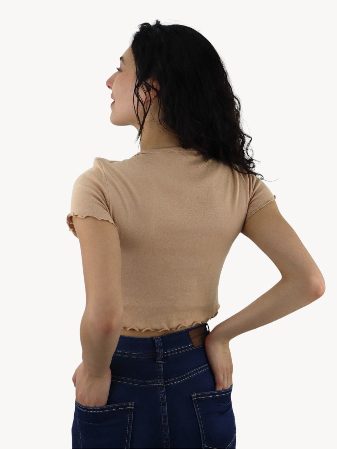 Playera fruncida de color ocre