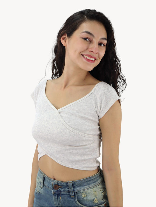 Playera de cuello cruzado de color beige jaspe