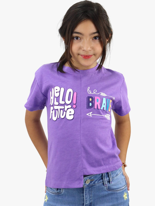 Playera manga corta de color morado con estampado
