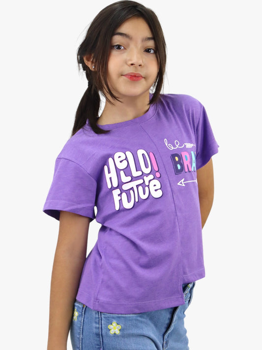 Playera manga corta de color morado con estampado