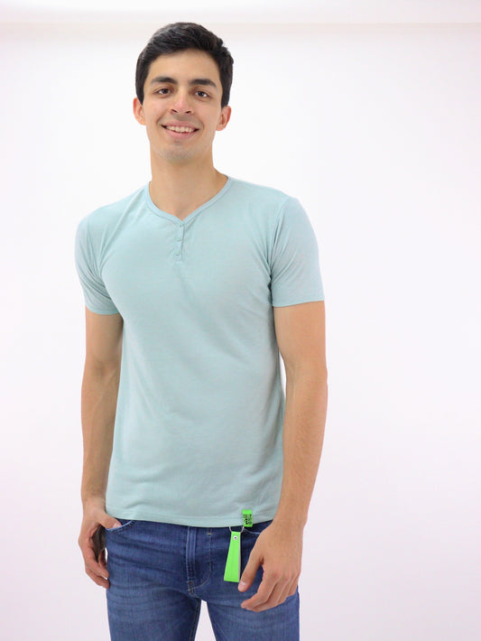 Playera manga corta de color verde menta con cuello V