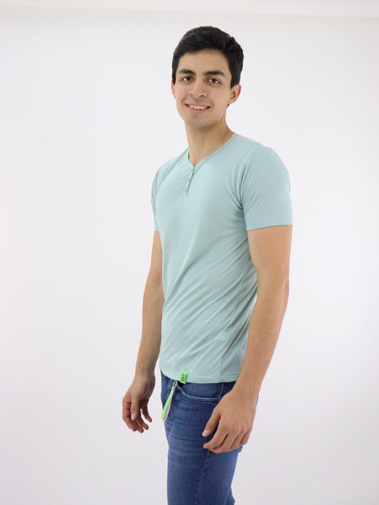 Playera manga corta de color verde menta con cuello V