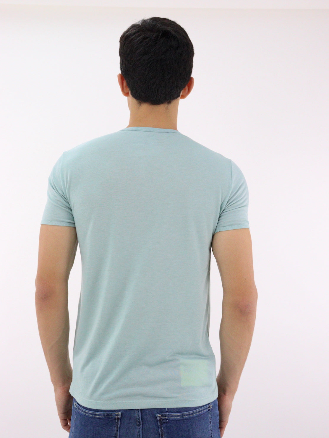 Playera manga corta de color verde menta con cuello V