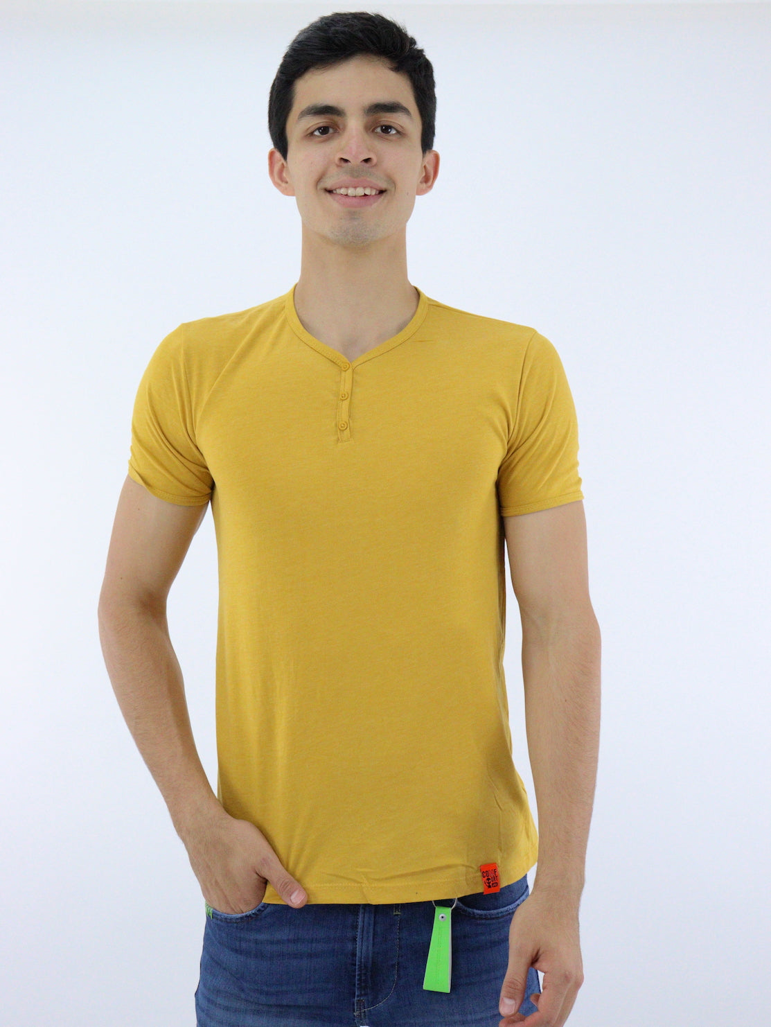 Playera manga corta de color amarillo mostaza con cuello V