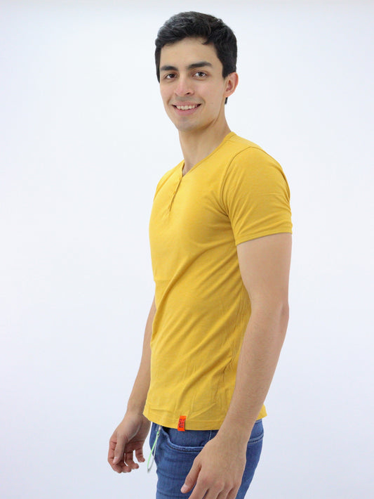 Playera manga corta de color amarillo mostaza con cuello V