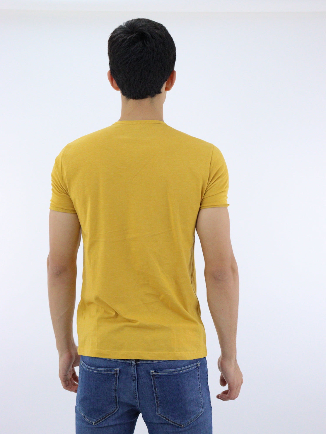 Playera manga corta de color amarillo mostaza con cuello V