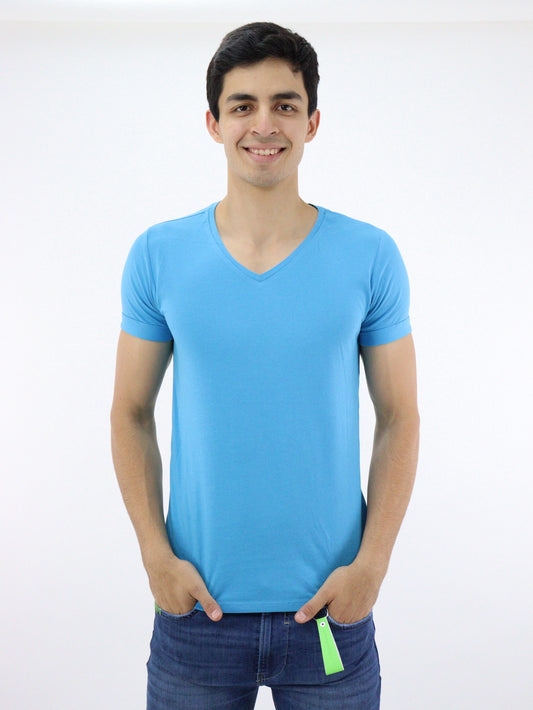 Playera manga corta de color azul con cuello V