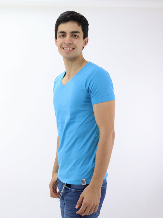 Playera manga corta de color azul con cuello V