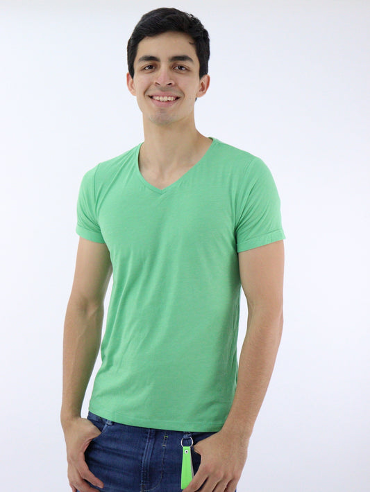 Playera manga corta de color verde con cuello V