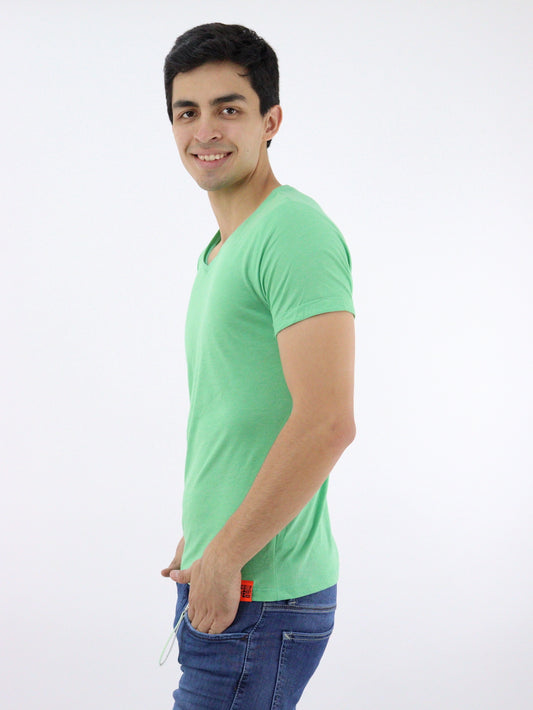 Playera manga corta de color verde con cuello V