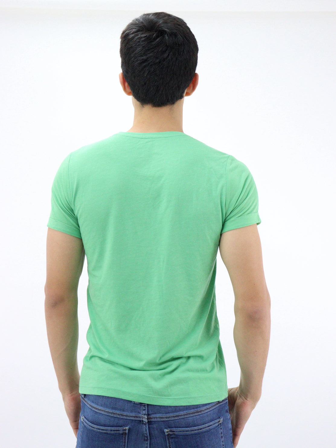 Playera manga corta de color verde con cuello V