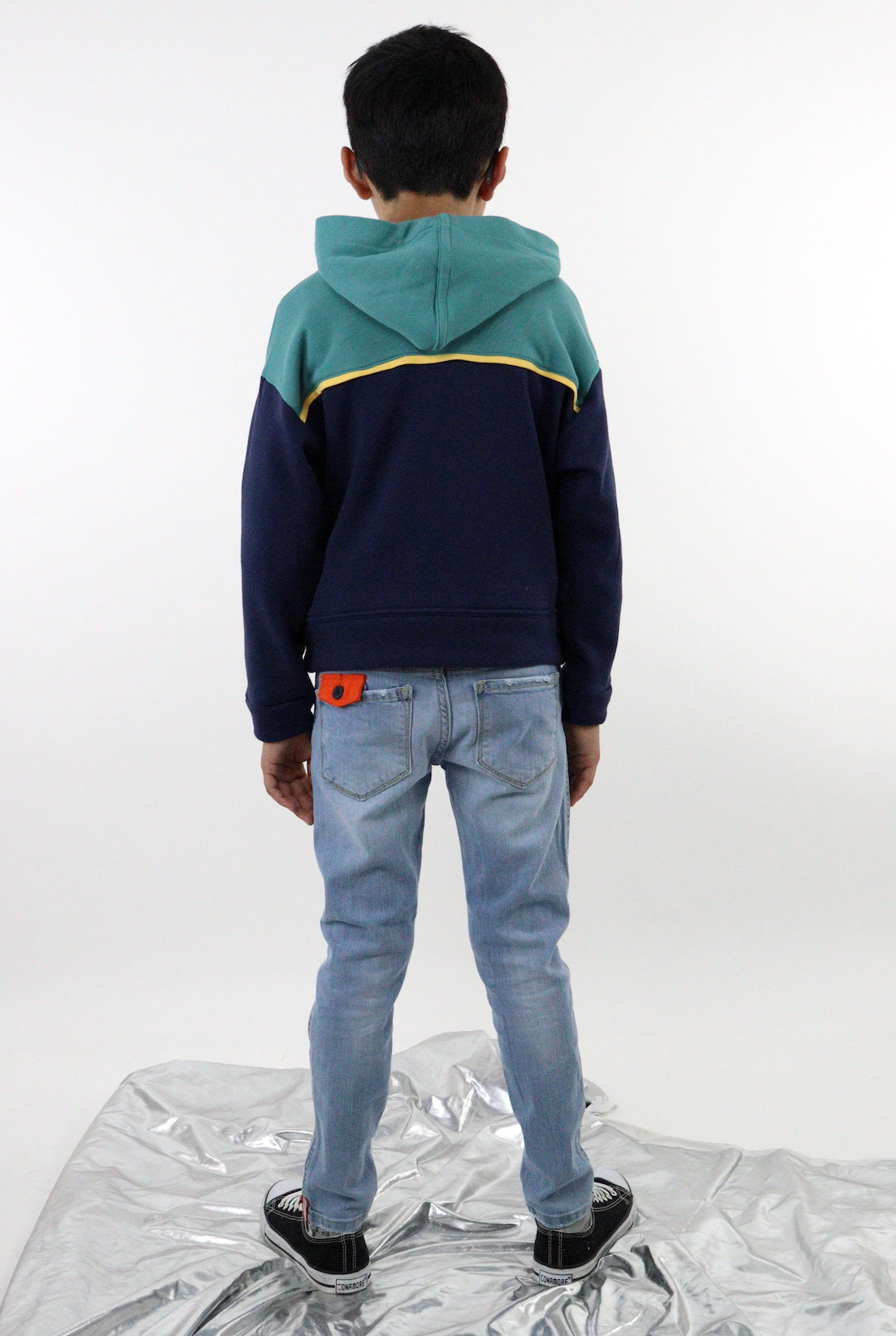 Jeans skinny de color azul claro con destrucción