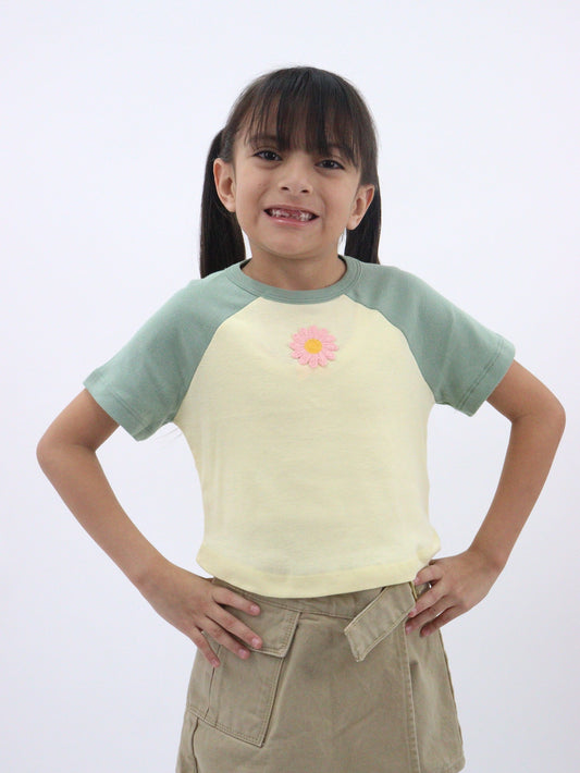 Playera raglán manga corta con bordado floral