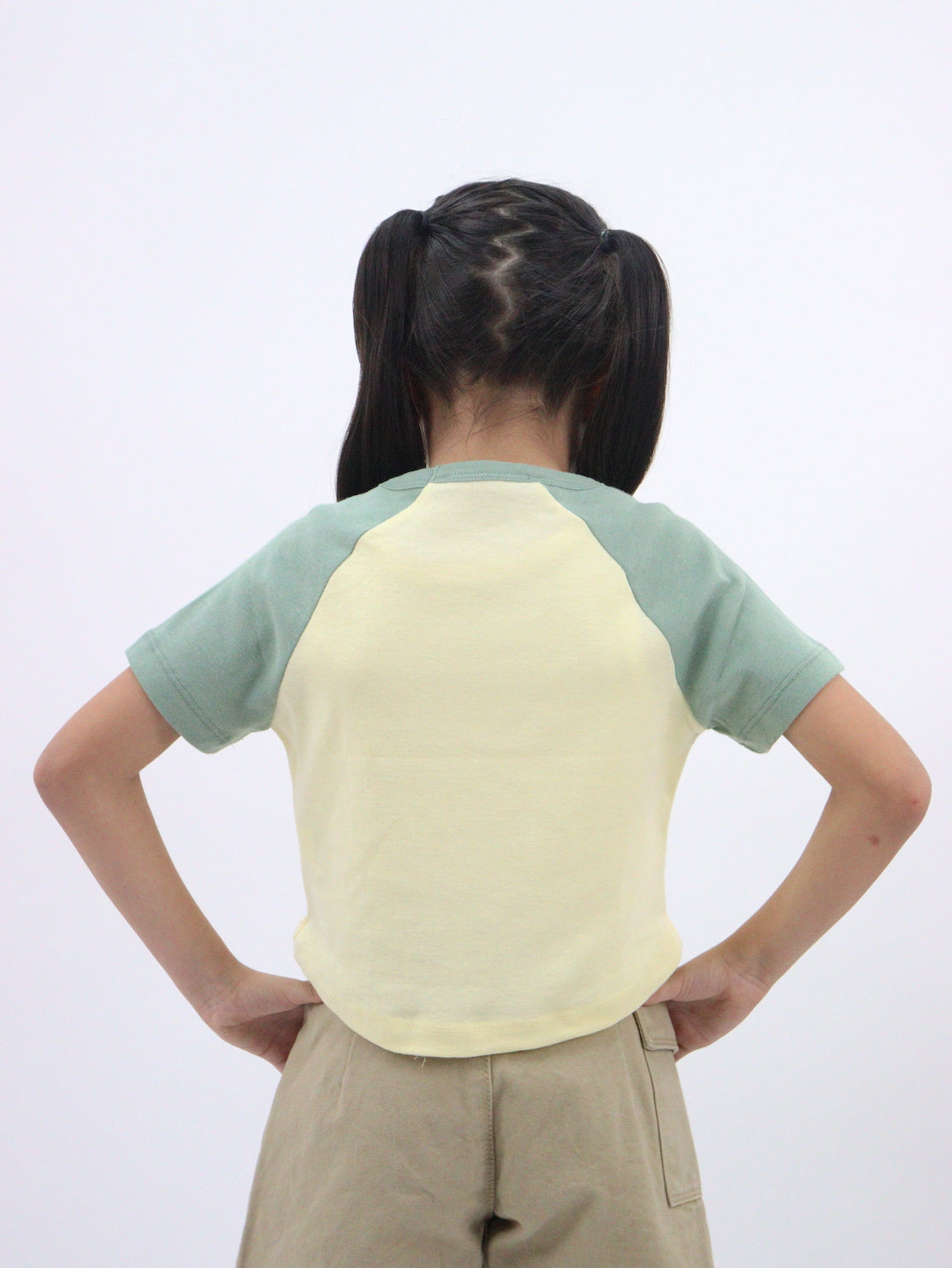 Playera raglán manga corta con bordado floral