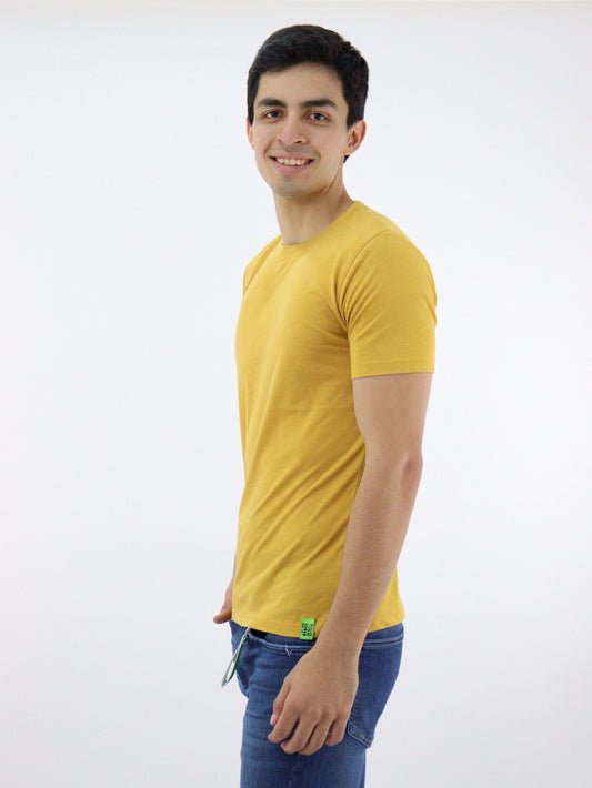 Playera básica manga corta de color amarillo mostaza