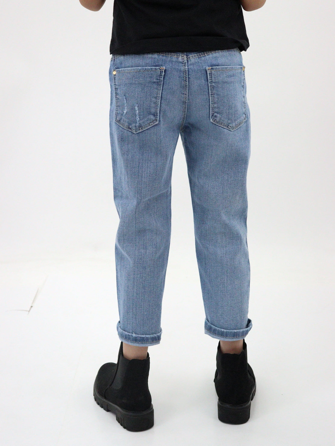 Jeans mom clasic de color azul medio con bordado