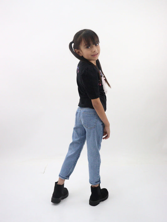 Jeans mom clasic de color azul medio con bordado