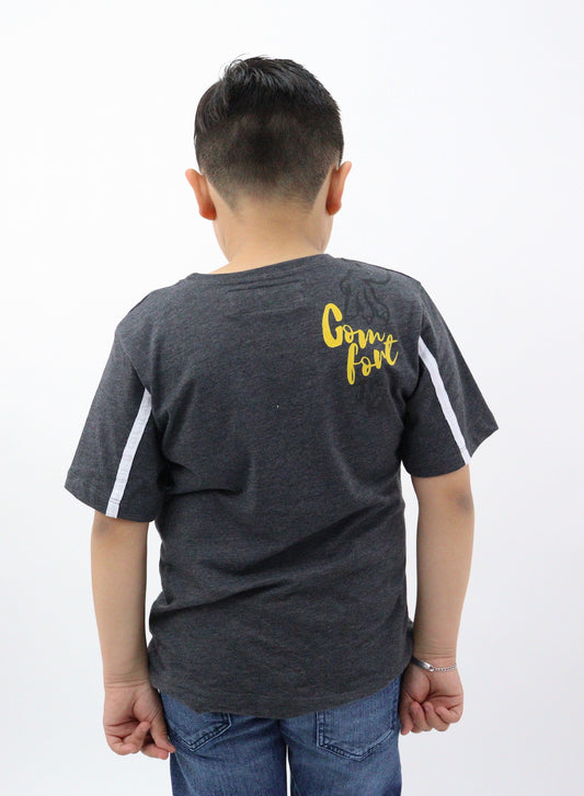 Playera manga corta de color gris oxford con estampado