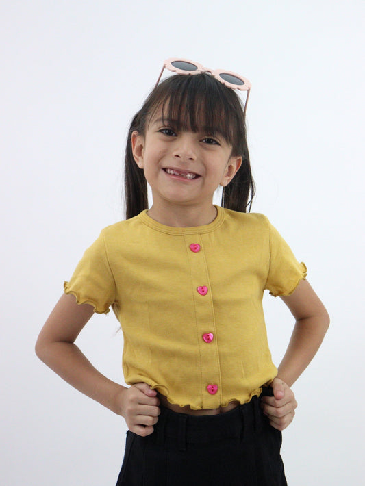 Playera manga corta de color amarillo mostaza