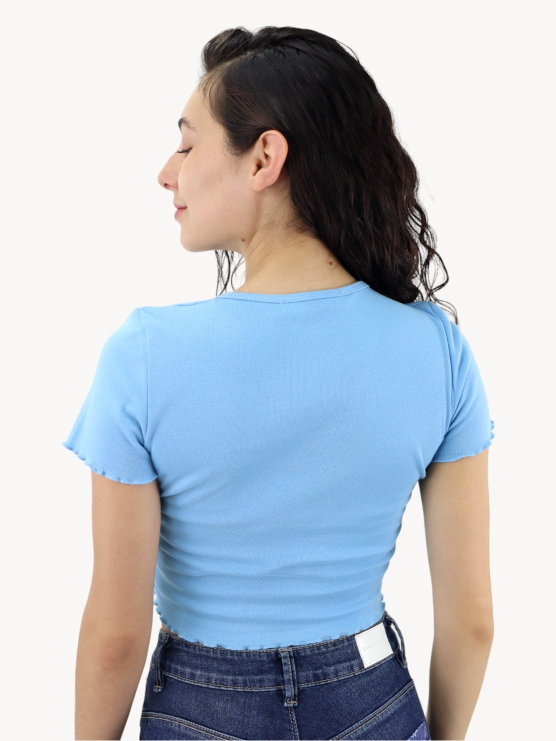 Playera crop cruzada manga corta con cuello V