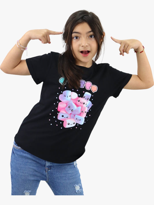 Playera manga corta de color negro con print de malvaviscos