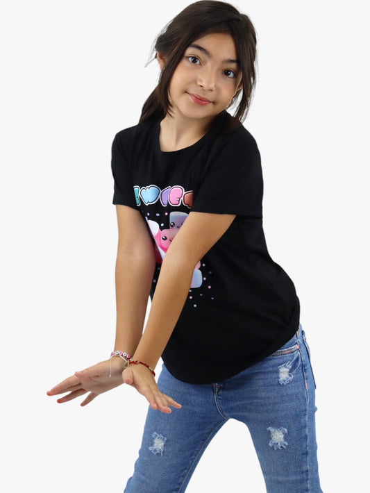 Playera manga corta de color negro con print de malvaviscos
