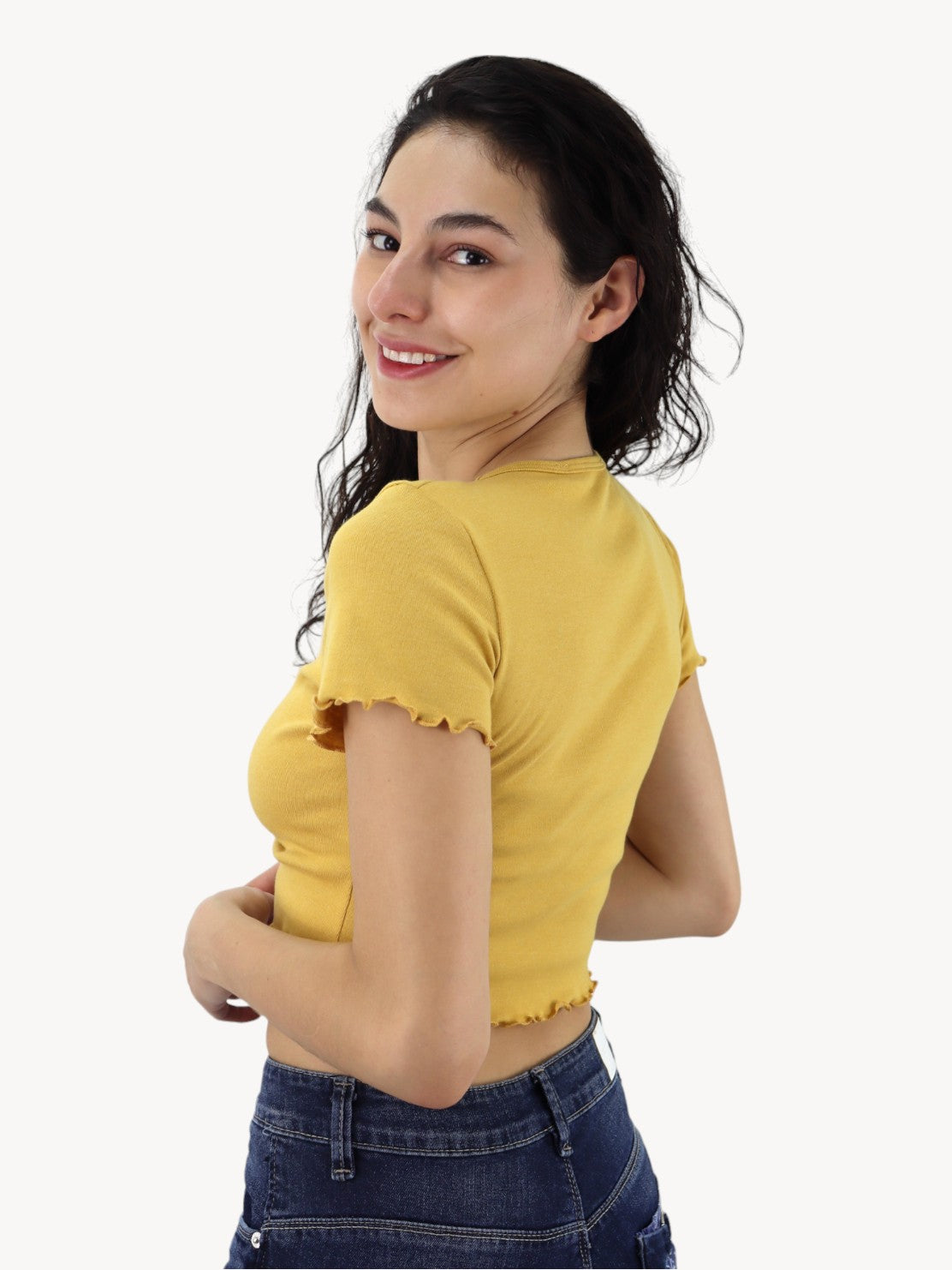 Playera fruncida de color amarillo mostaza