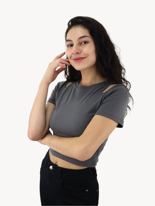 Playera de hombro caído color gris oscuro