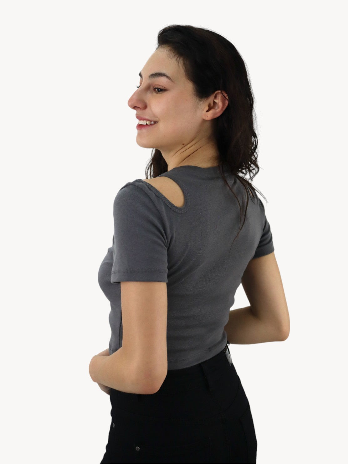 Playera de hombro caído color gris oscuro