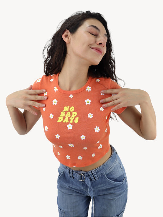 Playera manga corta de color naranja con print floral