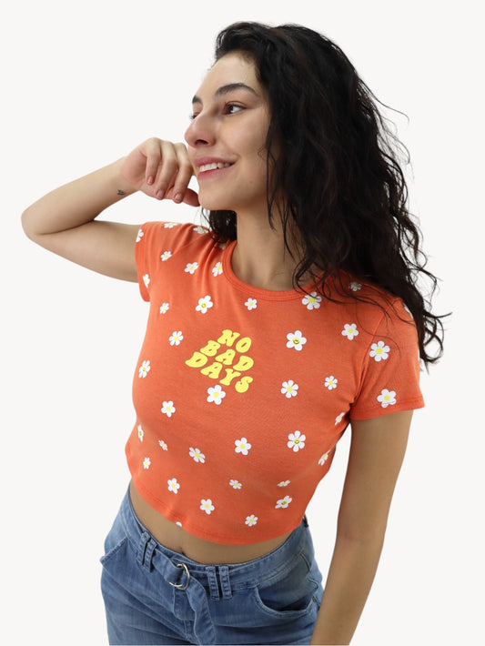 Playera manga corta de color naranja con print floral