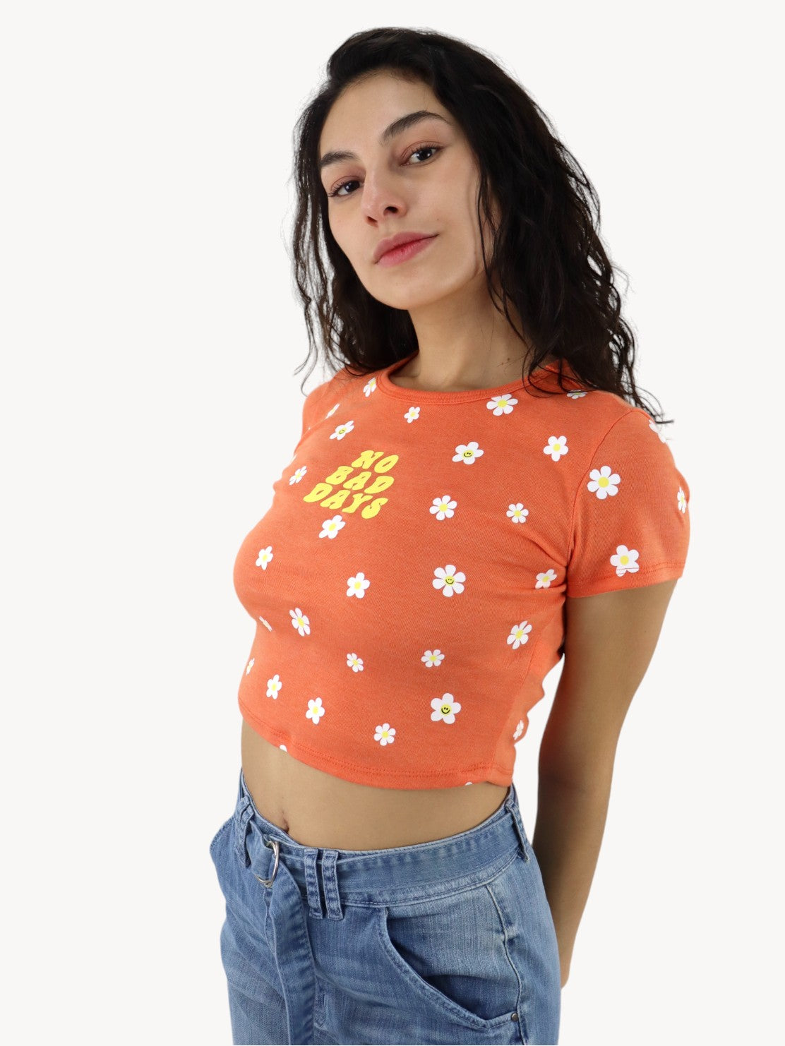 Playera manga corta de color naranja con print floral