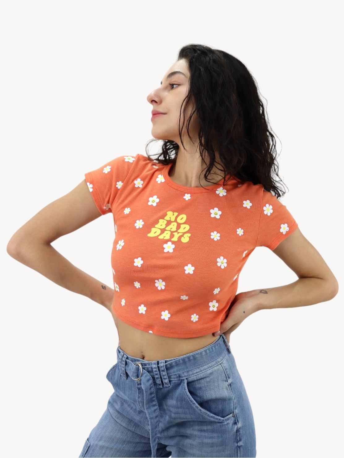 Playera manga corta de color naranja con print floral