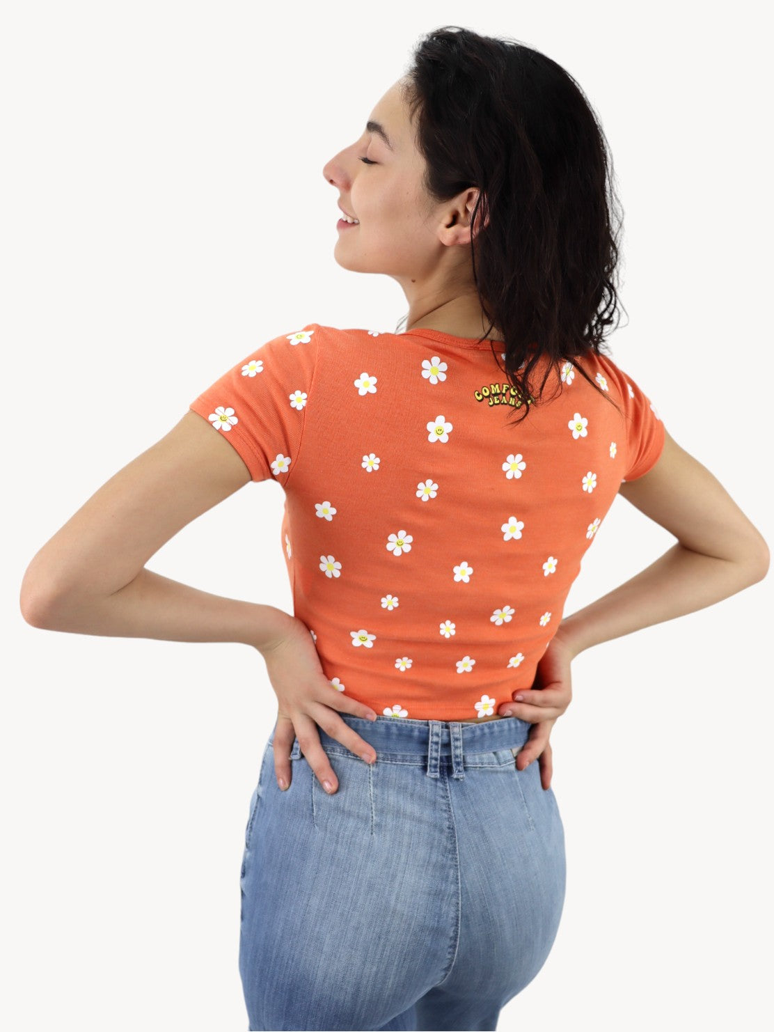 Playera manga corta de color naranja con print floral