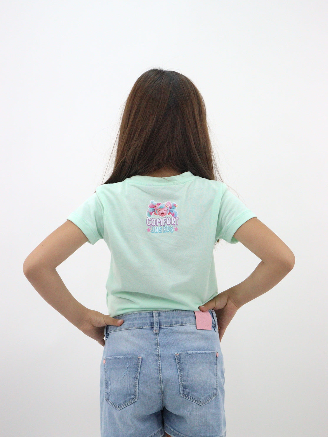 Playera de color verde con gráfico