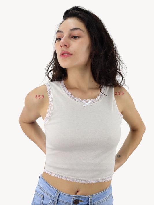Playera tank de color hueso con diseño de encaje