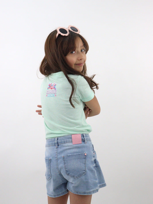 Playera de color verde con gráfico