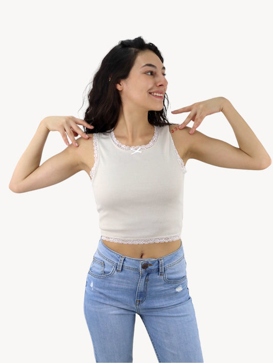 Playera tank de color hueso con diseño de encaje