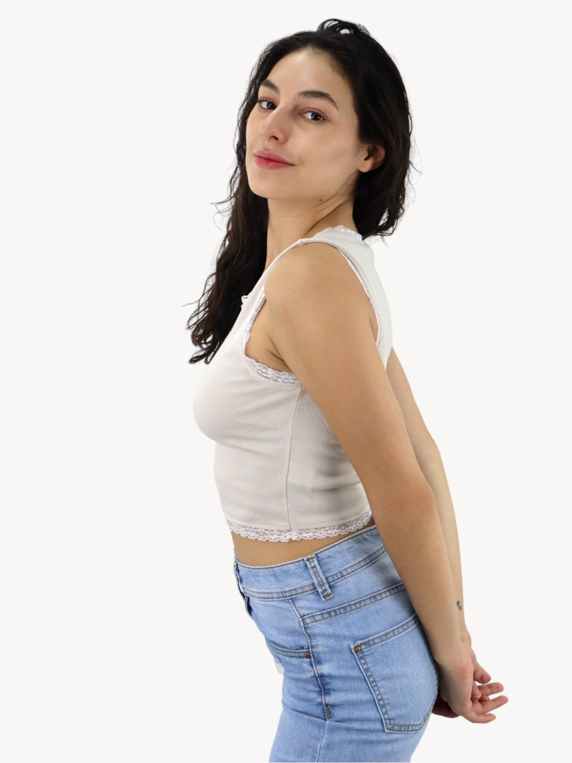 Playera tank de color hueso con diseño de encaje
