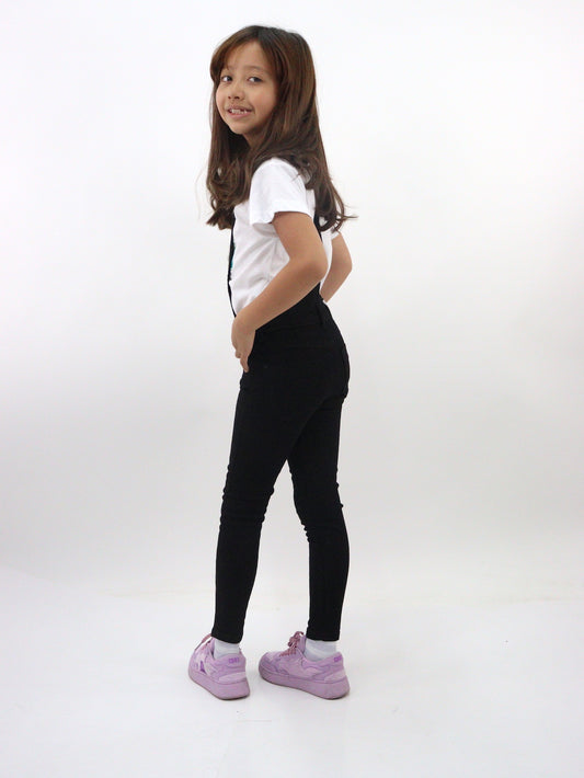 Overol denim de color negro con oso decorativo