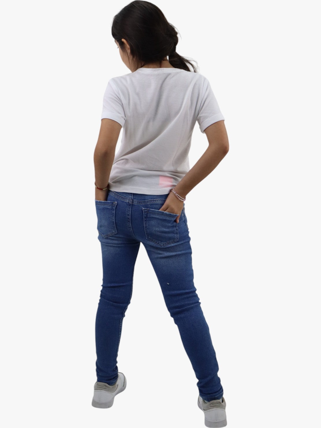 Jeans skinny de color azul medio con colgante