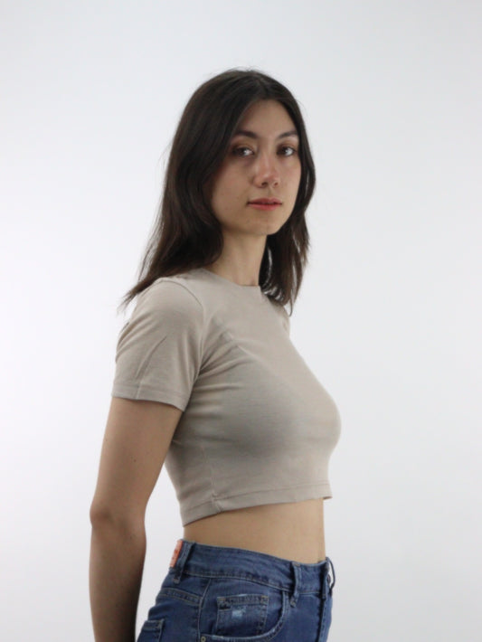 Playera crop básica de color arena