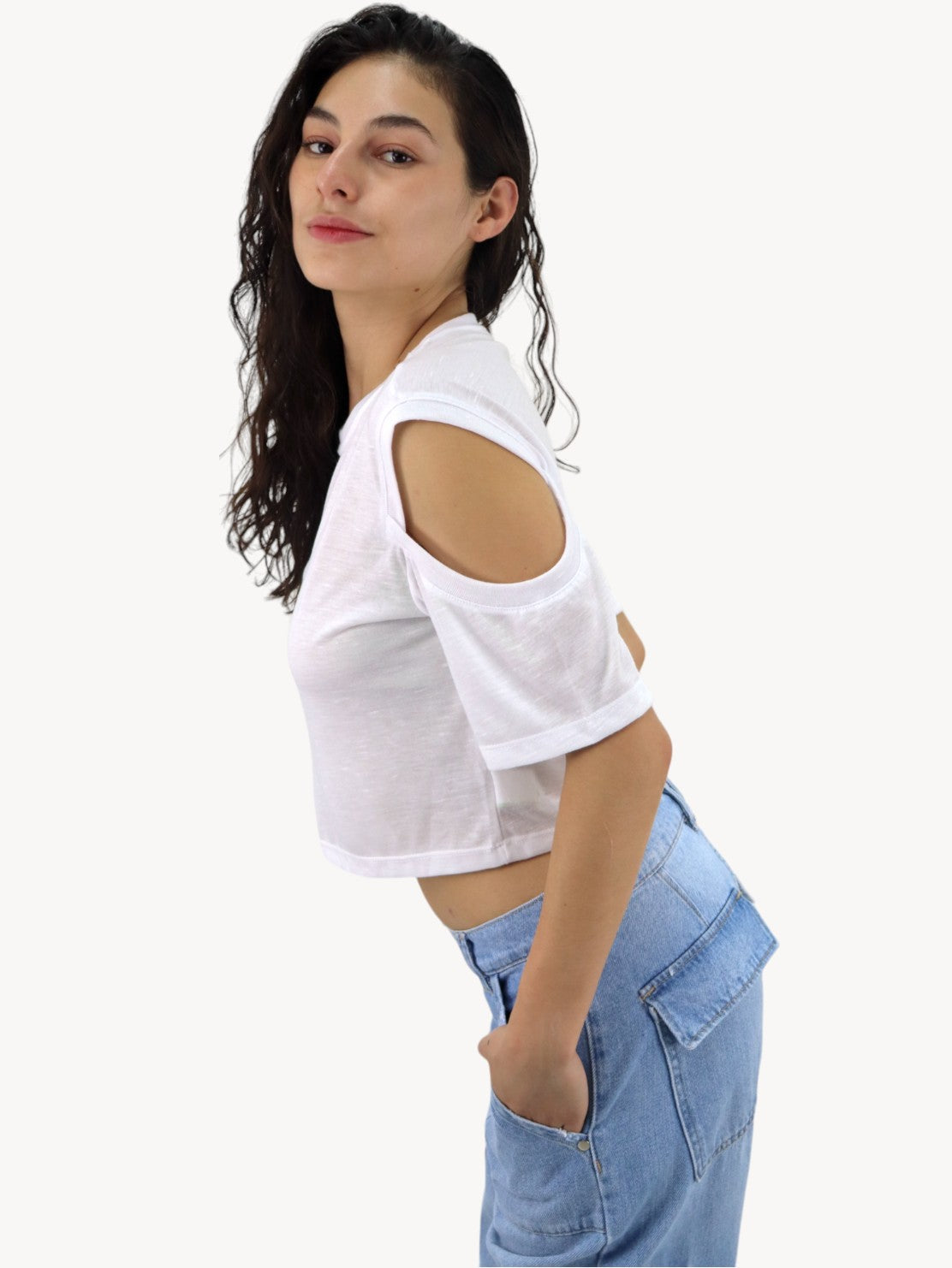 Playera de hombro caído de color blanco