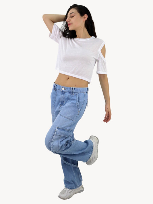 Playera de hombro caído de color blanco