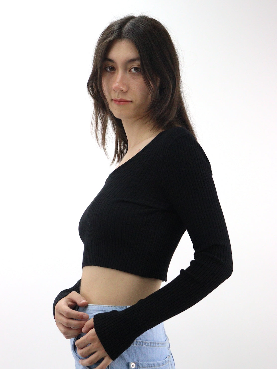 Blusa crop manga larga de color negro