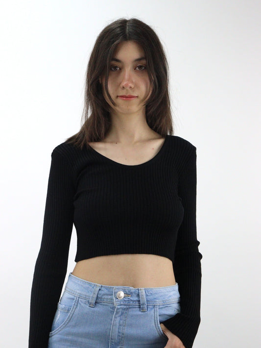 Blusa crop manga larga de color negro