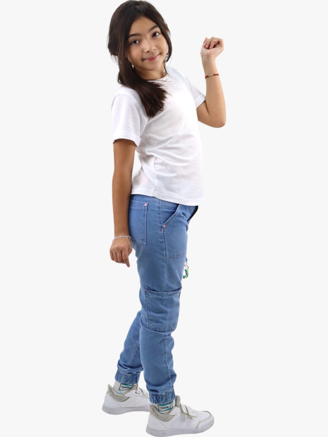 Jogger cargo con cadena decorativa