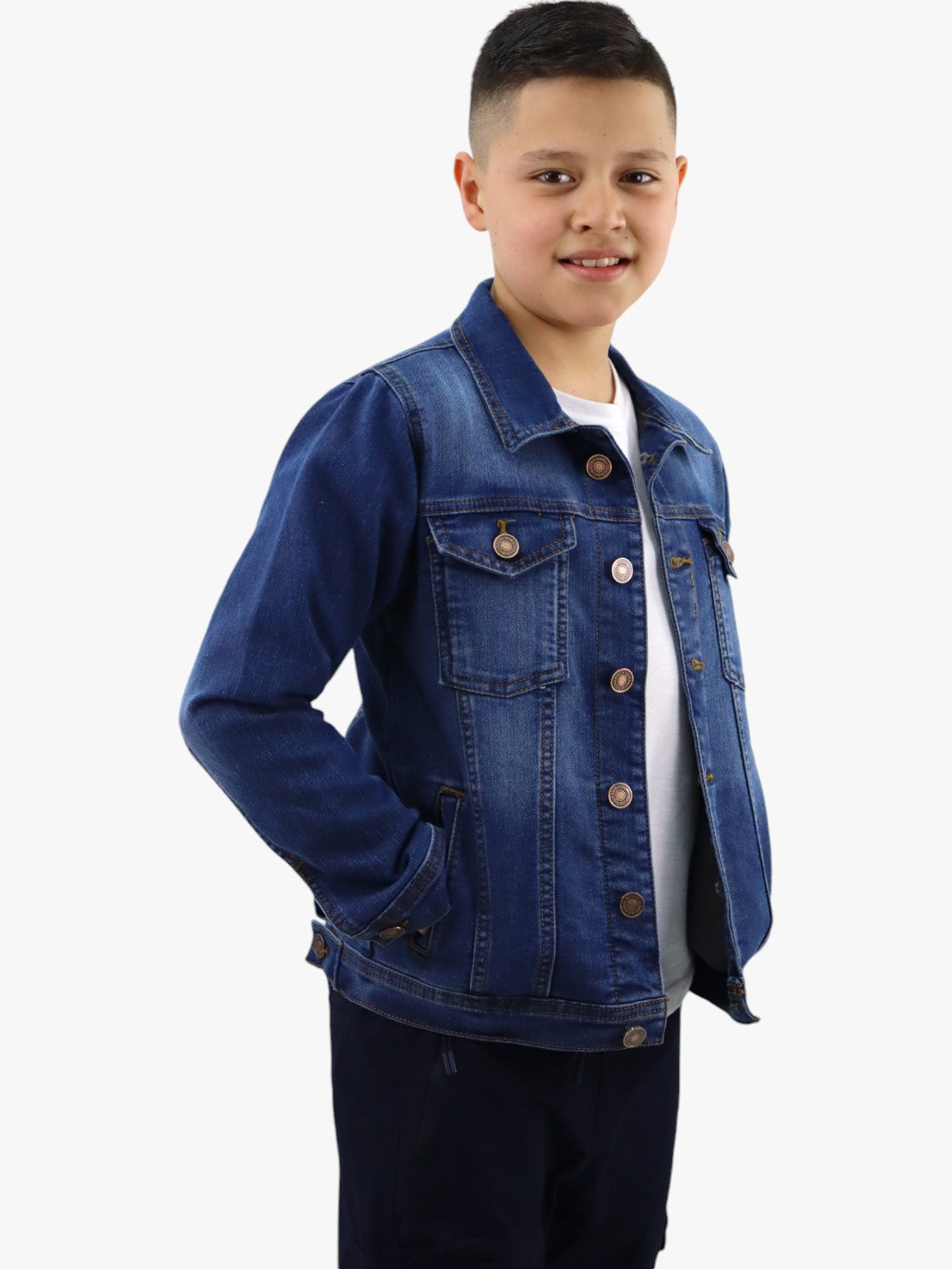 Chamarra denim de color azul medio