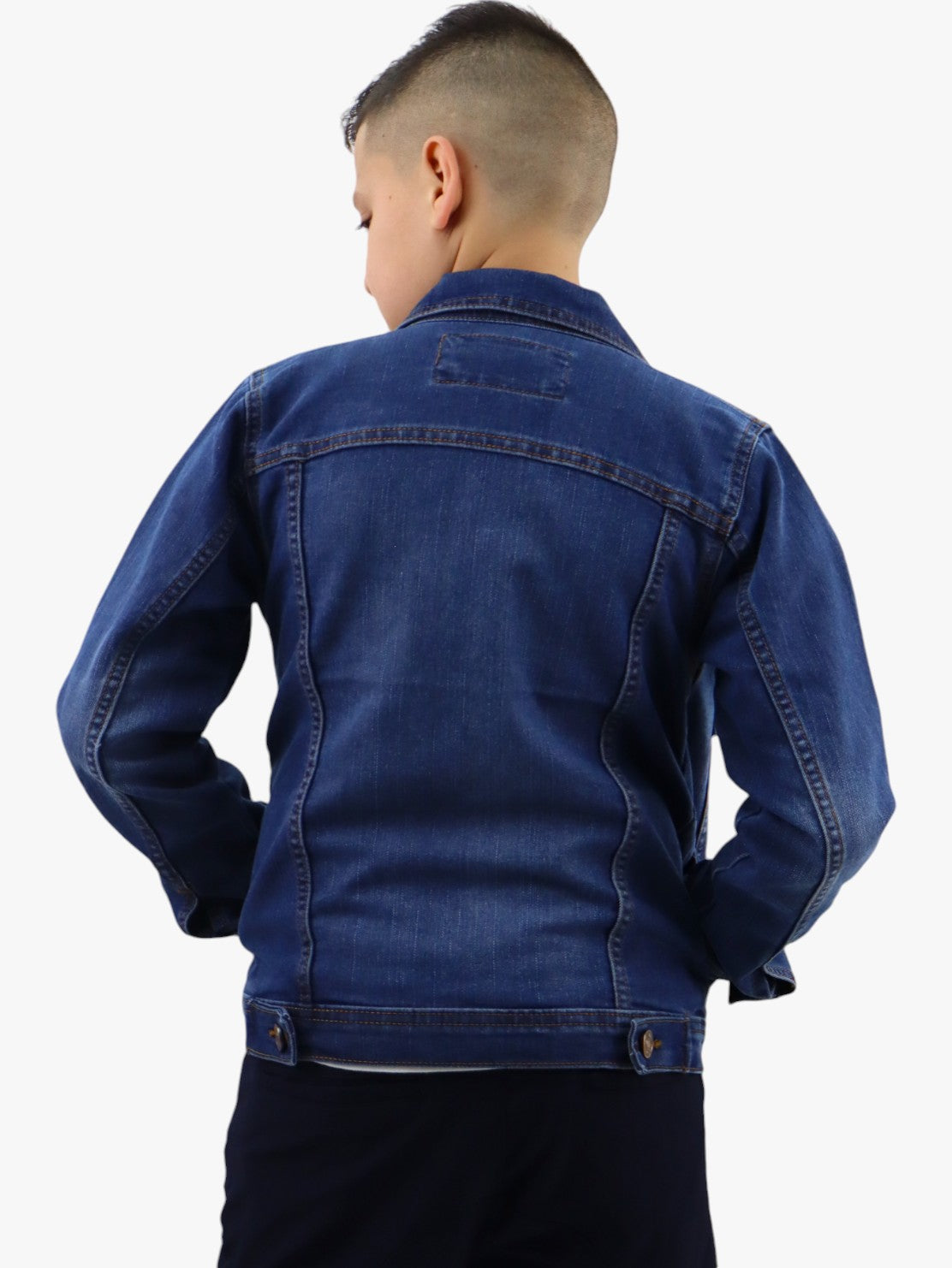 Chamarra denim de color azul medio